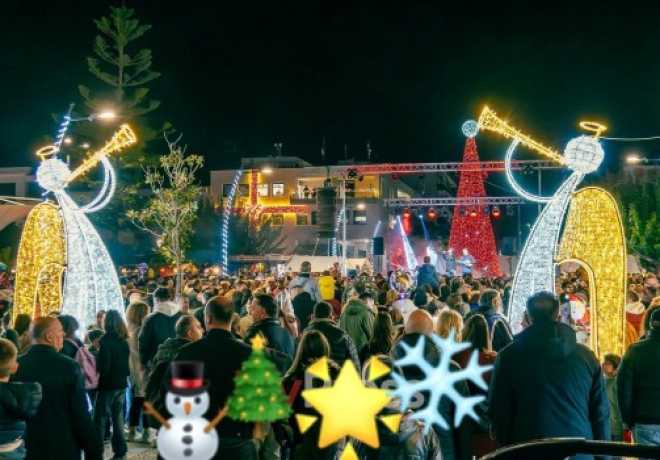 Ασφυκτικά γεμάτη η Κόρινθος για το άναμμα του δέντρου: Φως, μουσική και χιλιάδες χαμόγελα